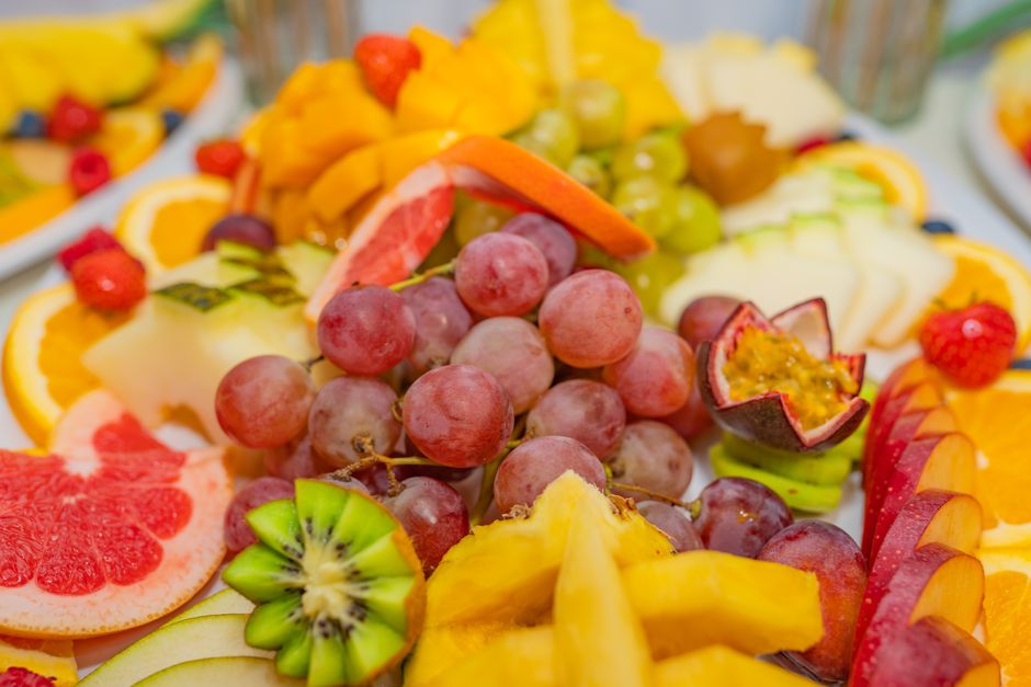Salată de fructe cu mere, pere și struguri