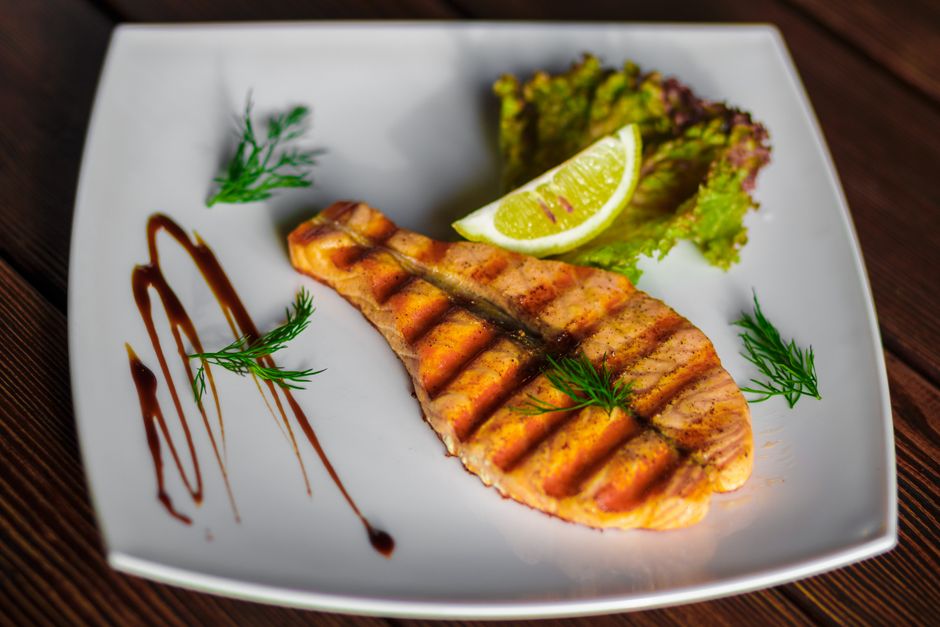 Grillezett lazac kapros uborkasalátával
