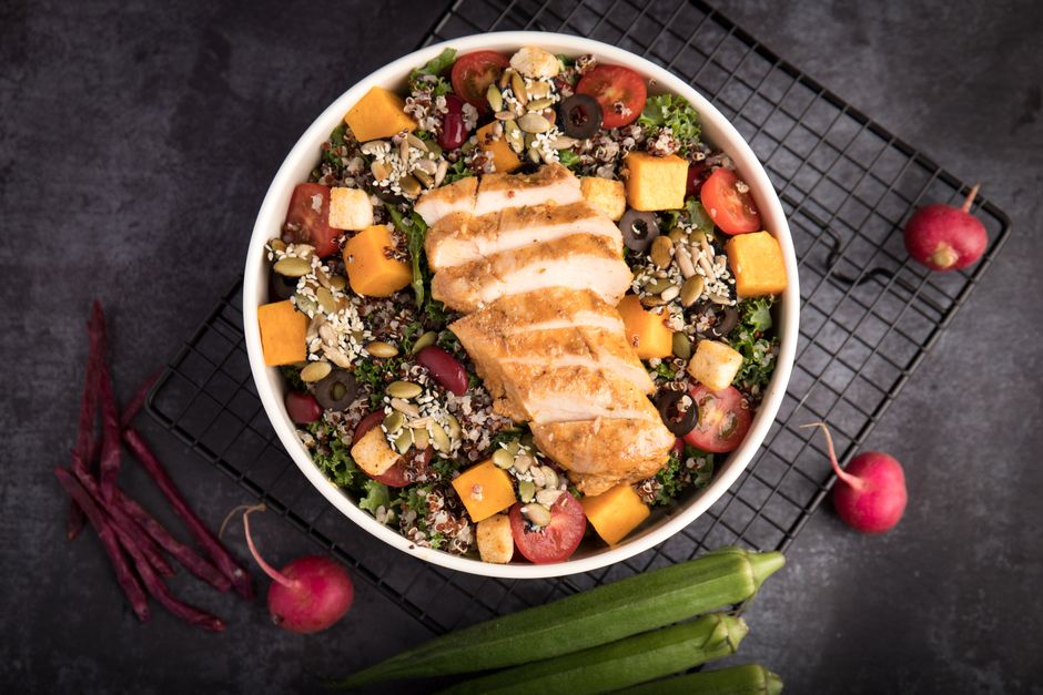 Quinoa saláta fetával és zöldségekkel