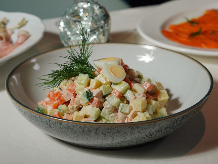 Salată de cartofi cu ouă și castraveți