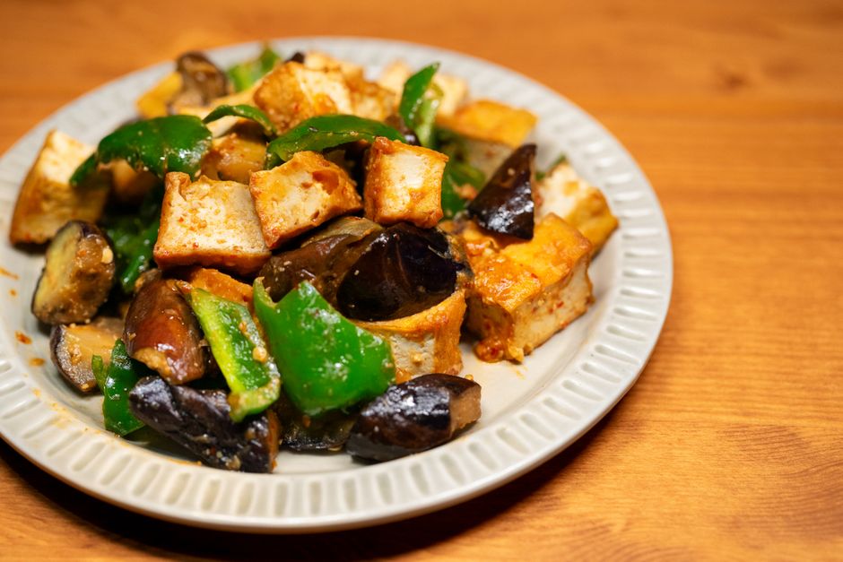 Sült tofu zöldséges wokkal és szezámmaggal